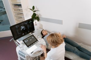 Ultraschalluntersuchung bei Frauenärztin.